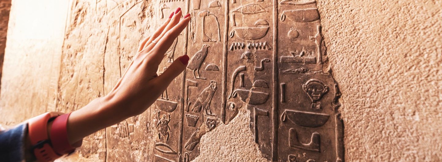 Ägyptologe untersucht Hieroglyphen auf einer Steintafel