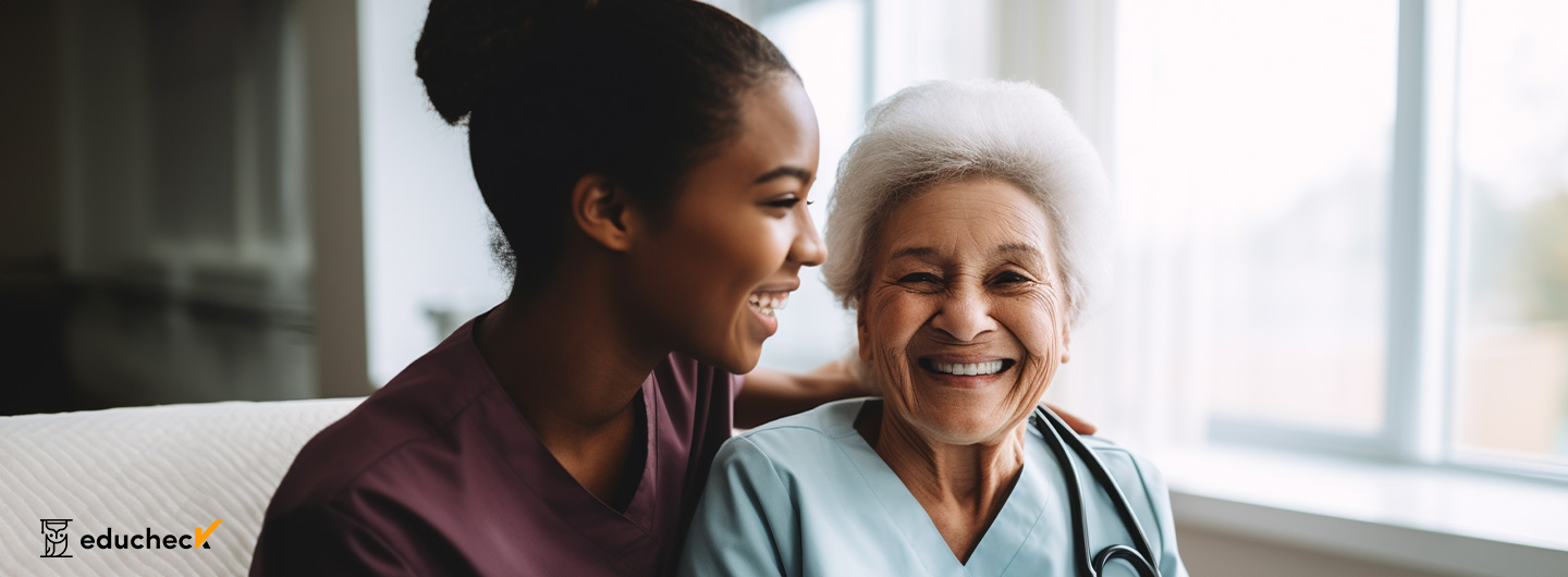 Demenzbegleiter Ausbildung: eine Demenzbegleiterin lacht zusammen mit einer älteren Patientin
