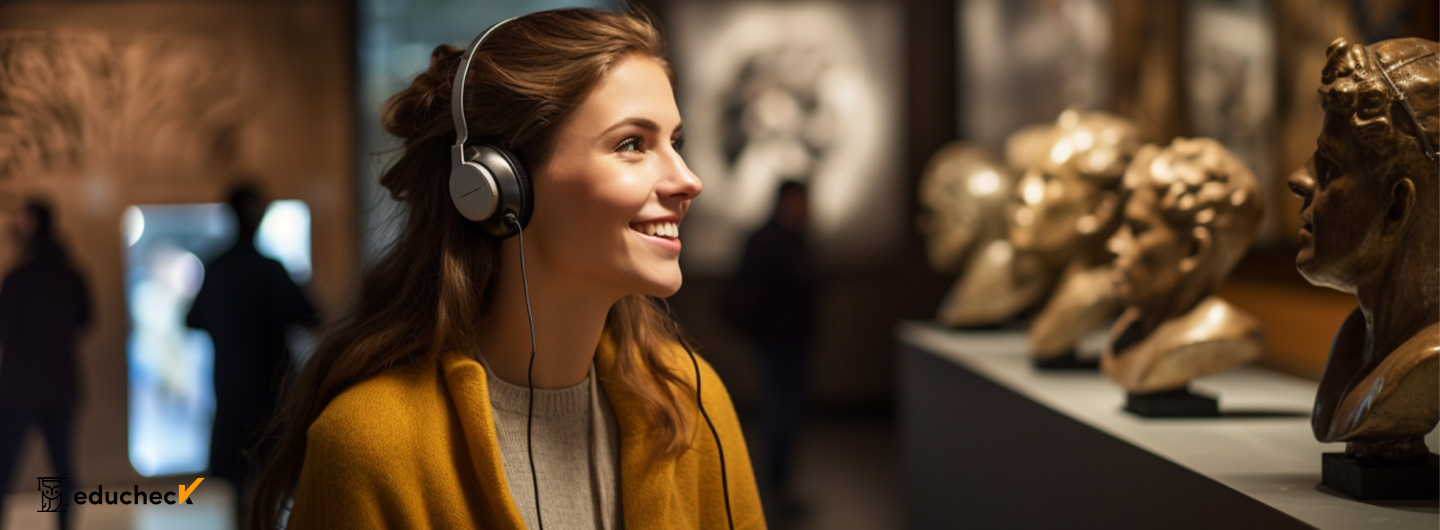 Kunstgeschichte Studium: Eine Frau schaut sich eine Skulptur in einem Museum an und hört dabei Infos darüber über Kopfhörer