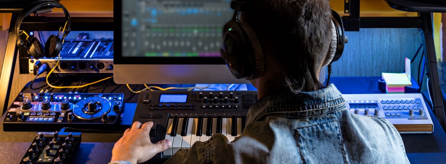 Musik Produktion Studium: Mann produziert elektronische Musik im Tonstudio