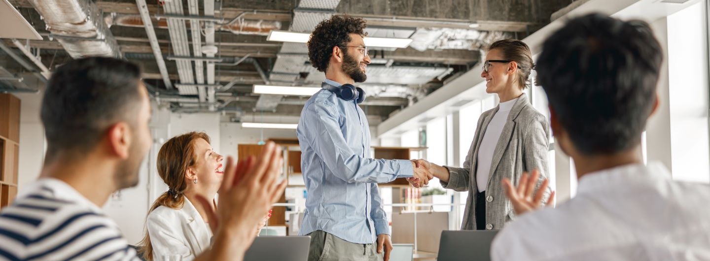 New Venture Management Studium: Eine New Venture Managerin schüttelt einem Kollegen die Hand