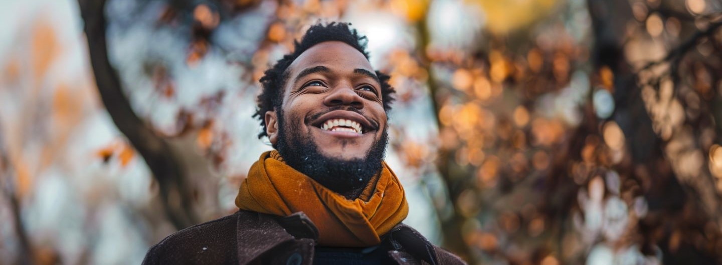 Positives Denken und Anti-Ärger-Training: Mann lächelt und blickt in die Ferne